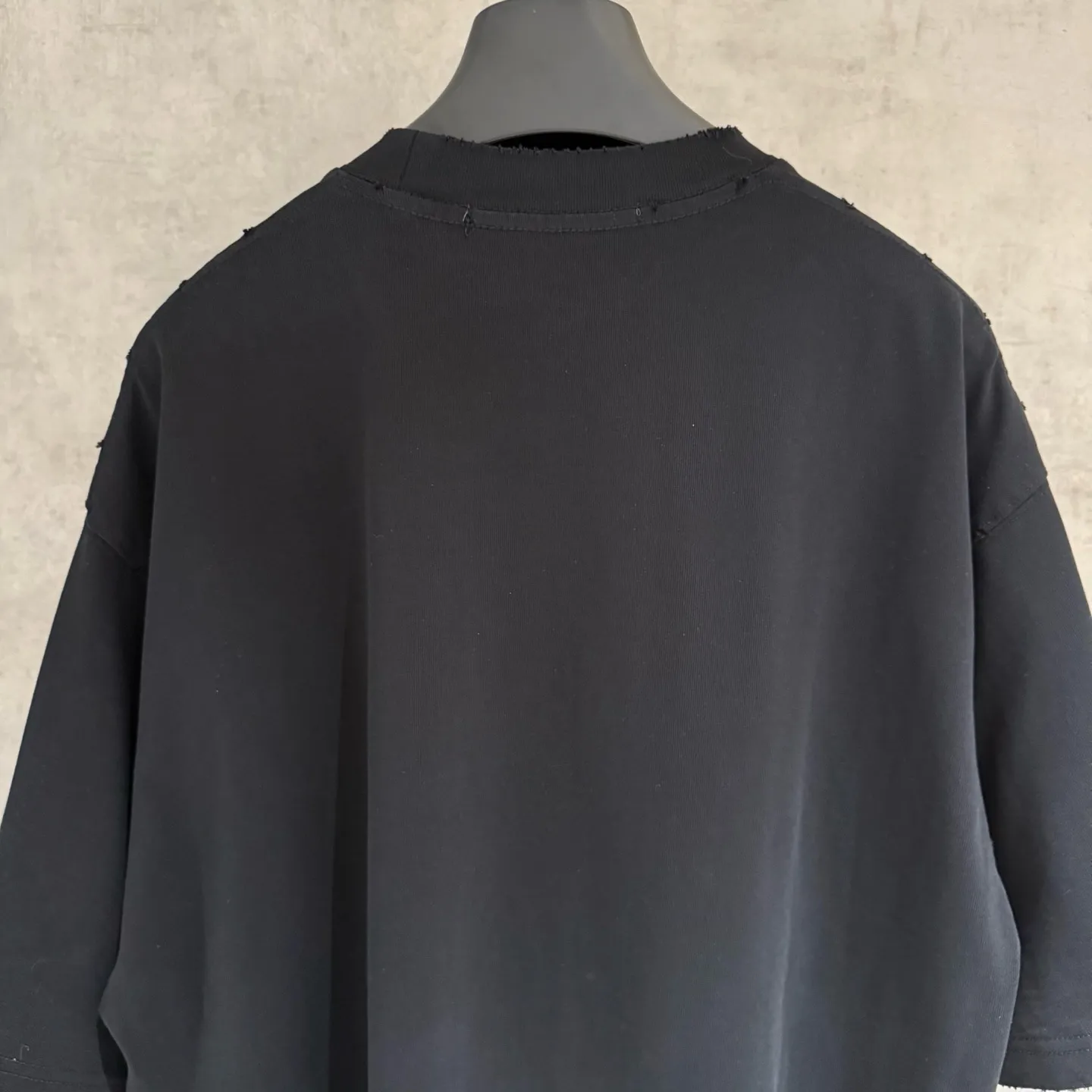 [Strictly controlled quality] Acne New Arrival half-sleeved T-shirt. Heavyweight gram double yarn fabric. Three-dimensional embroidery on the front panel. Appliqué embroidery on the back panel. Full of trendy elements. Wash the whole garment twice. Frayed and torn on all four sides. Heavy fabric. The neckline is made of icy Salona. Loose fit. Deep, wide and stylish. No deformation or shrinkage. Black White 2 colors. Size: M-2xl. Item No.: C 24